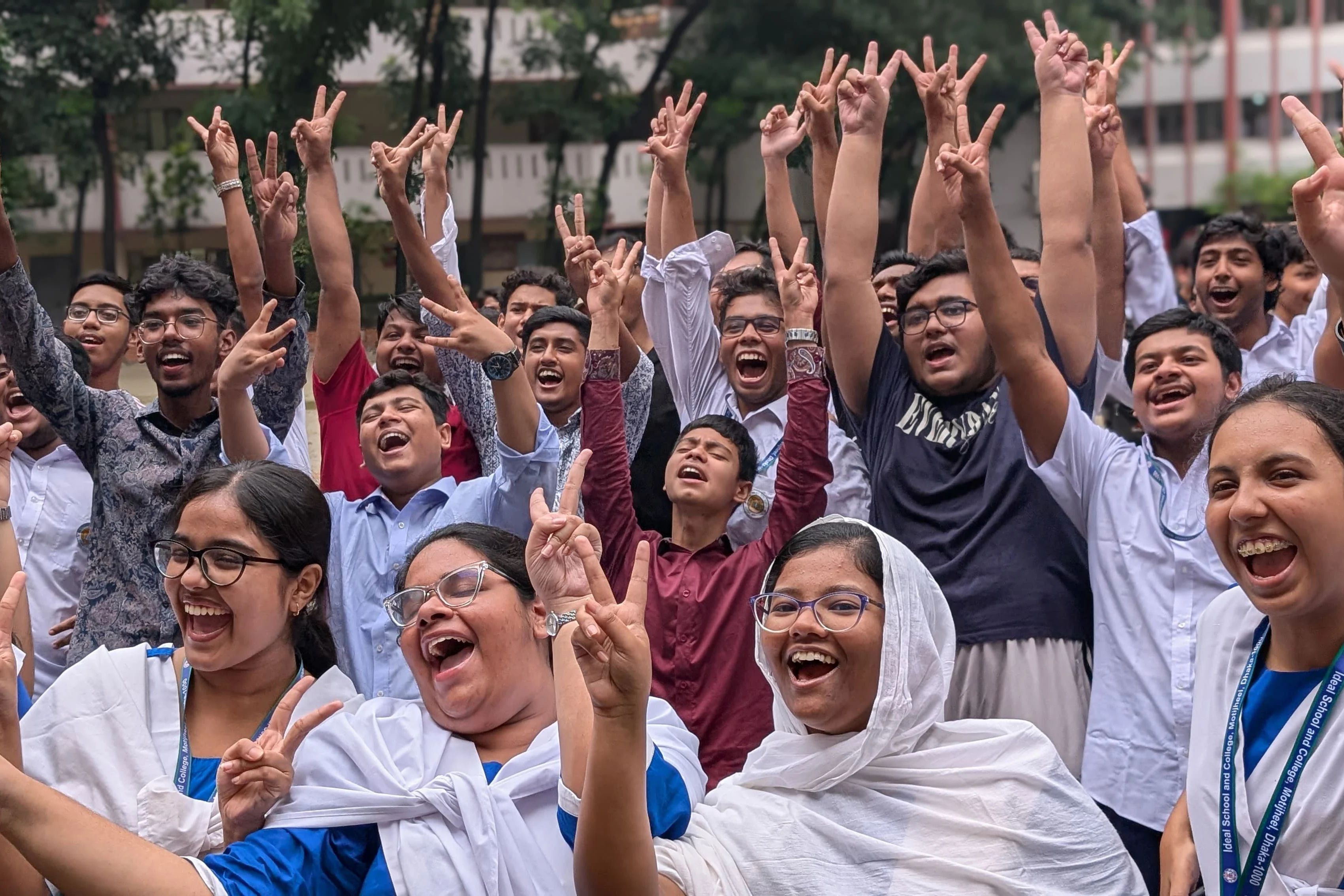 এসএসসি পরীক্ষার ফলাফলে মতিঝিল আইডিয়াল স্কুল অ্যান্ড কলেজের ২ হাজার ৬৪০ জন শিক্ষার্থীর মধ্যে পাস করেছে ২ হাজার ৫৮৬ জন। ফলাফল প্রকাশের পরই শুরু হয় বাধভাঙা উল্লাস। ছবি- সংগৃহীত